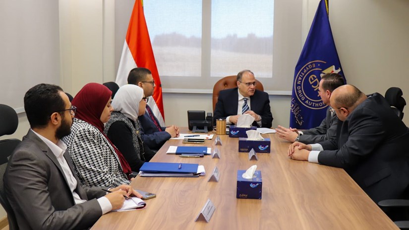 رئيس هيئة الدواء المصرية يبحث مع ممثلي شركة سيرفييه مصر تعزيز التعاون وتوطين الصناعات الدوائية المتطورة