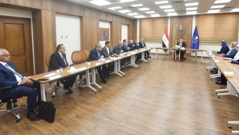 رئيس هيئة الدواء يبحث مع ممثلي غرفة الصناعة سبل تعزيز الاستثمار ودعم صناعة الدواء 