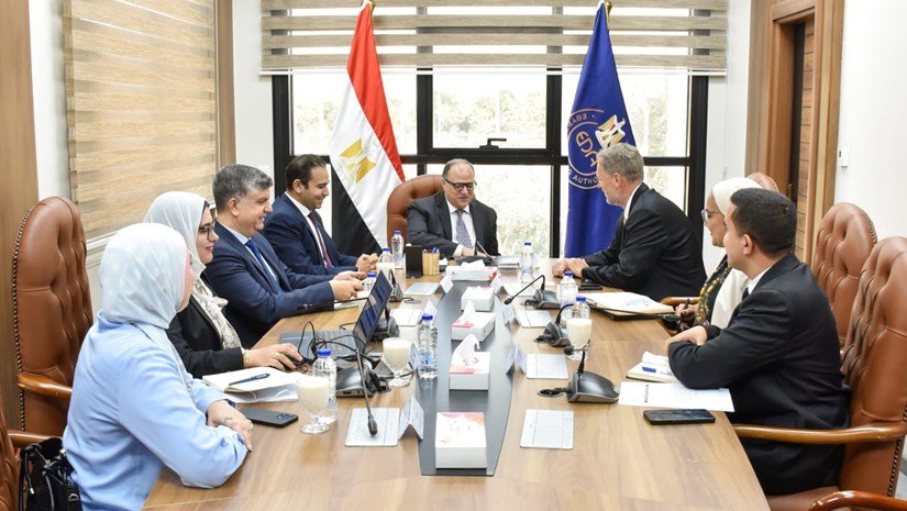 رئيس هيئة الدواء يبحث مع شركة «إيست فارما» تعزيز الاستثمارات وتوطين صناعة المستحضرات الدوائية في مصر